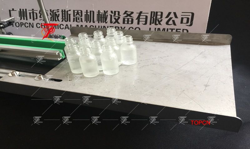 Four nozzzles automatic table top liquid filling machine 30ml small bottle