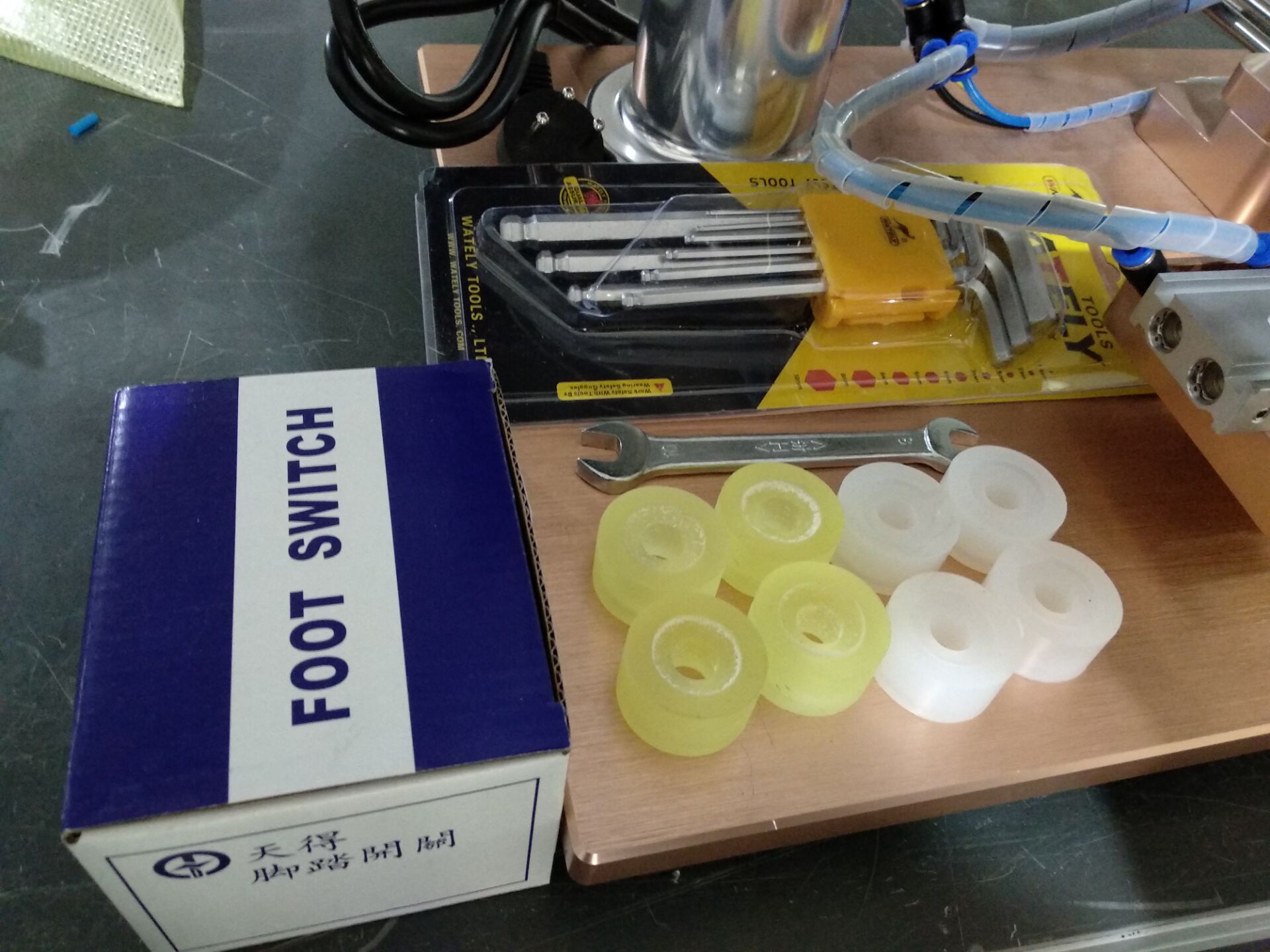 Israel customer purchased small semi automatic manual plastic bottle capping machine