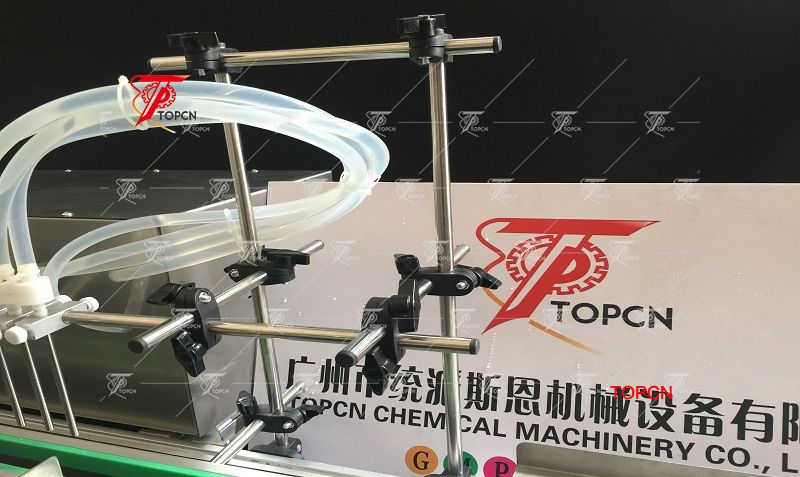 Four nozzzles automatic table top liquid filling machine 30ml small bottle
